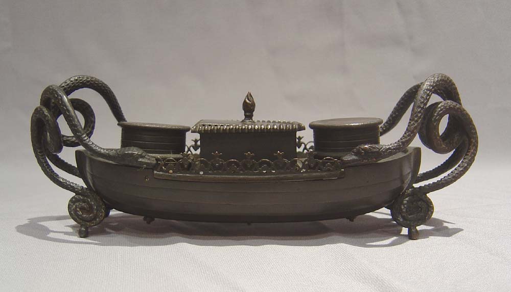 English Regency antique inkwell ecrier in patinated bronze.