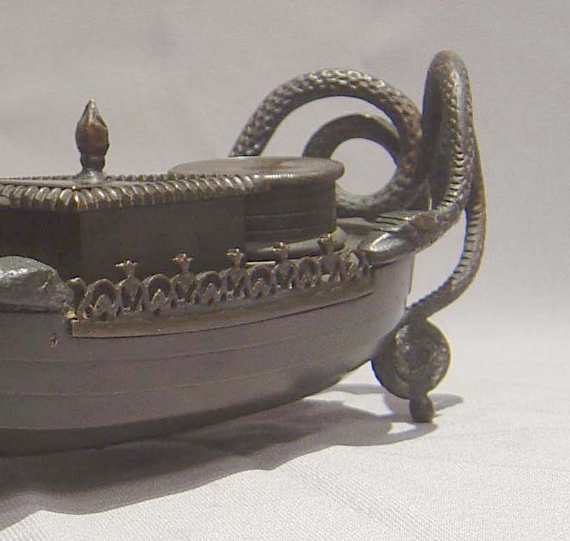 English Regency antique inkwell ecrier in patinated bronze.