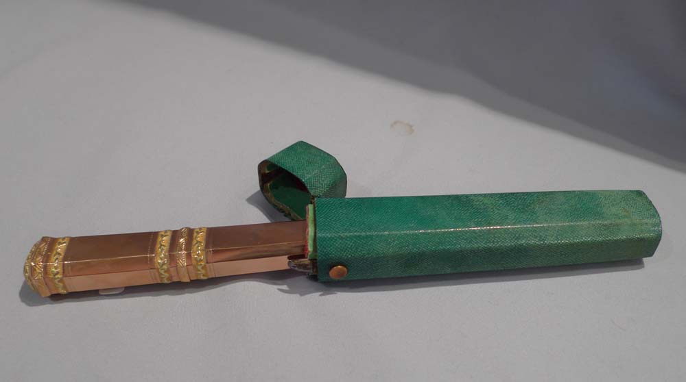 Gold, shagreen cased etui late 18th or early 19th century..