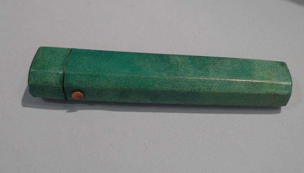 Gold, shagreen cased etui late 18th or early 19th century..