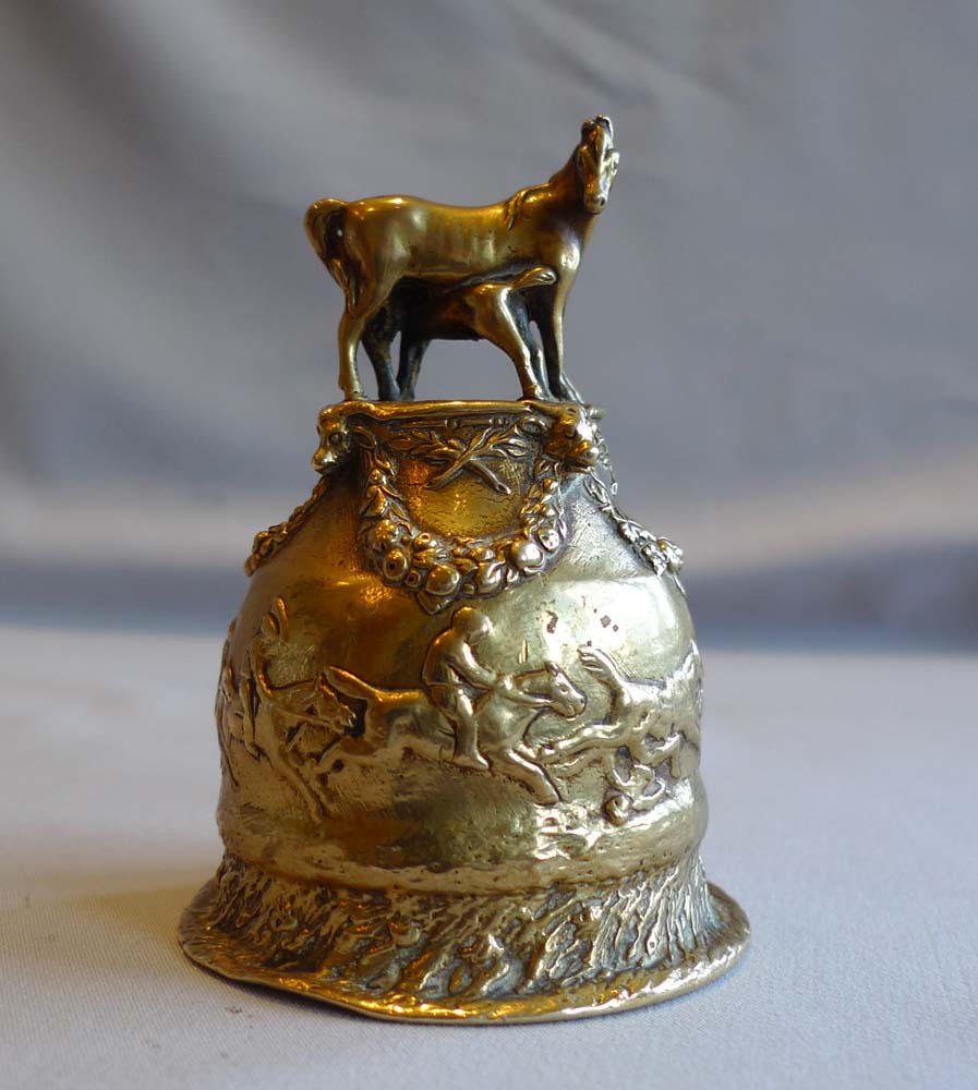 Fratin Animalier bronze and bell metal handbell with horseracing scene around it.