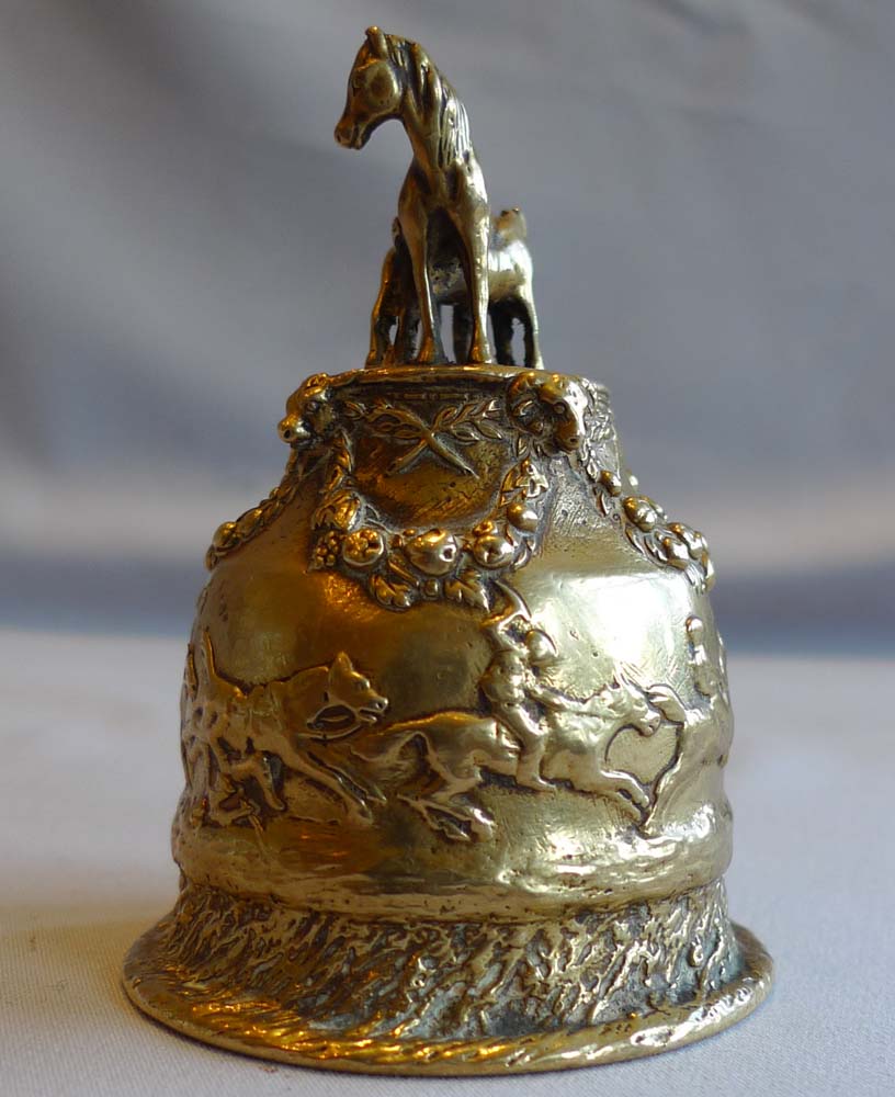 Fratin Animalier bronze and bell metal handbell with horseracing scene around it.