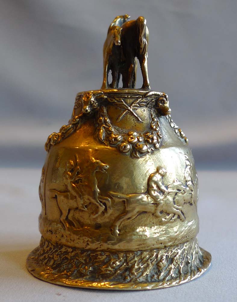 Fratin Animalier bronze and bell metal handbell with horseracing scene around it.