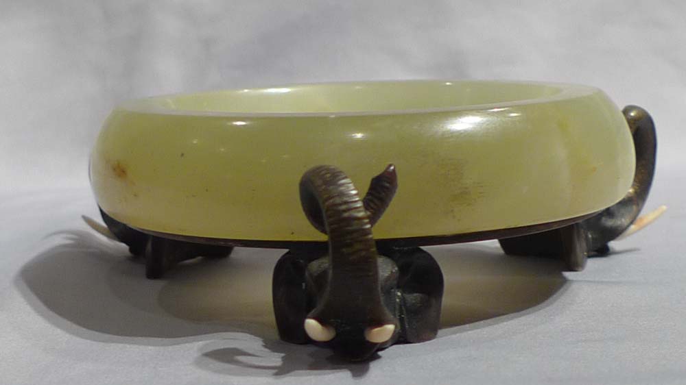 Austrian Art Deco ashtray on elephants heads' feet in patinated bronze, ivory and onyx