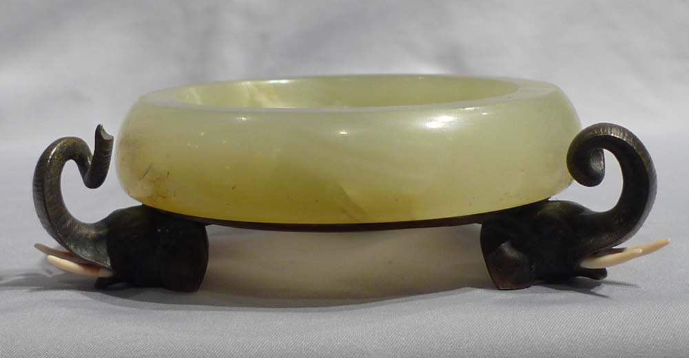 Austrian Art Deco ashtray on elephants heads' feet in patinated bronze, ivory and onyx