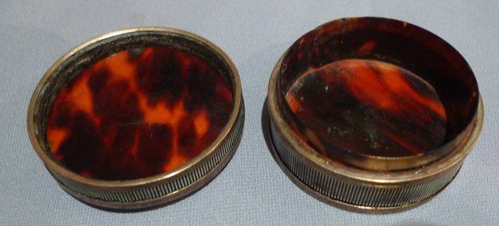 18th century tortoiseshell and gilt bronze snuff box with hunting automaton to lid.