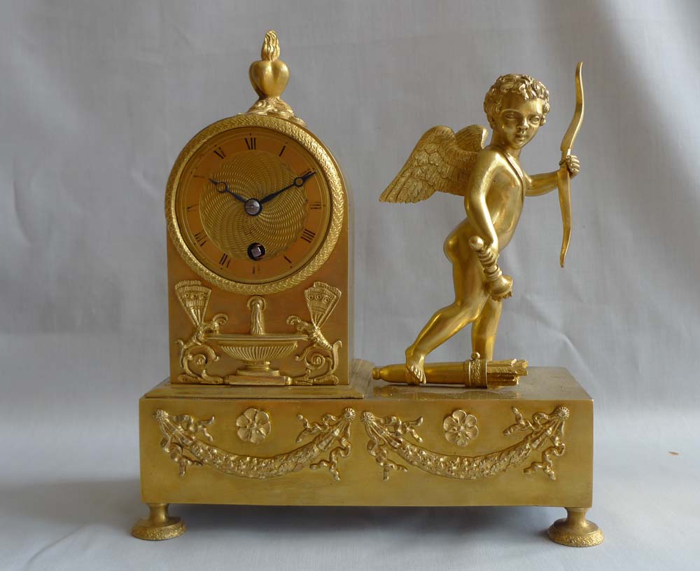 Antique mantel clock French Empire in ormolu and of small size.