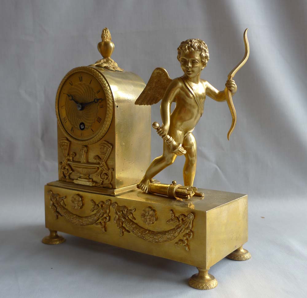 Antique mantel clock French Empire in ormolu and of small size.