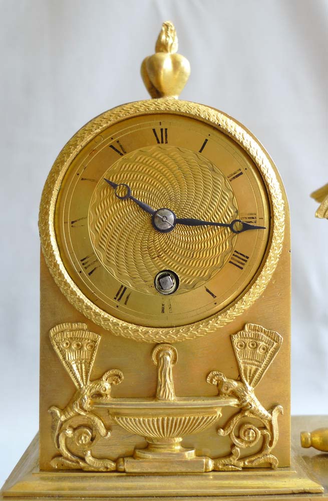 Antique mantel clock French Empire in ormolu and of small size.