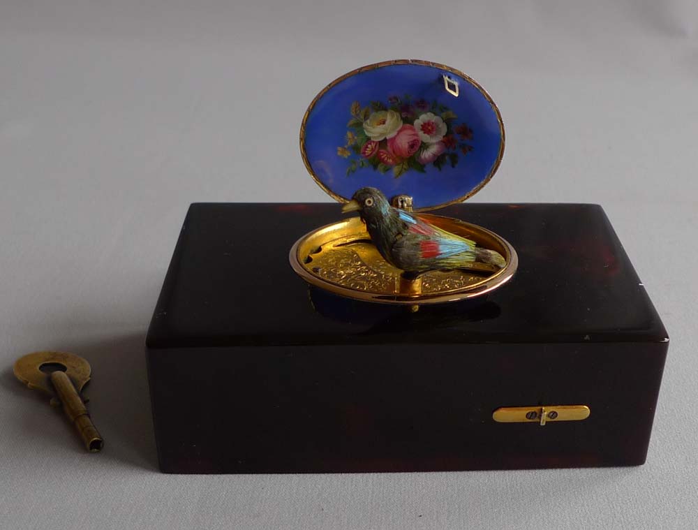 Singing bird box by Rochat in tortoiseshell, enamel and gold, fusee movement no. 160.