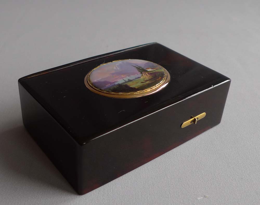 Singing bird box by Rochat in tortoiseshell, enamel and gold, fusee movement no. 160.
