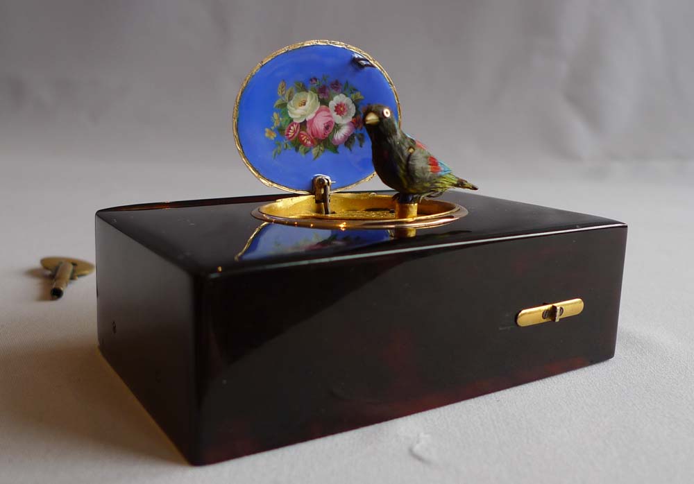 Singing bird box by Rochat in tortoiseshell, enamel and gold, fusee movement no. 160.