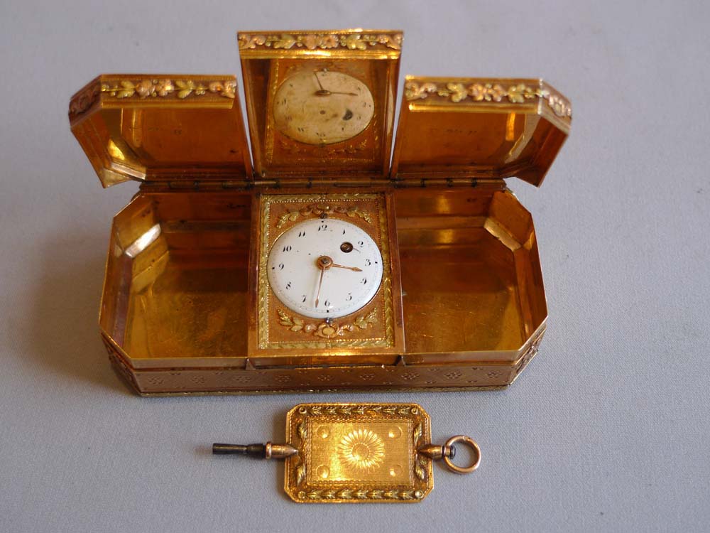 Antique three colour gold snuff box with fusee timepiece and three colour gold key.