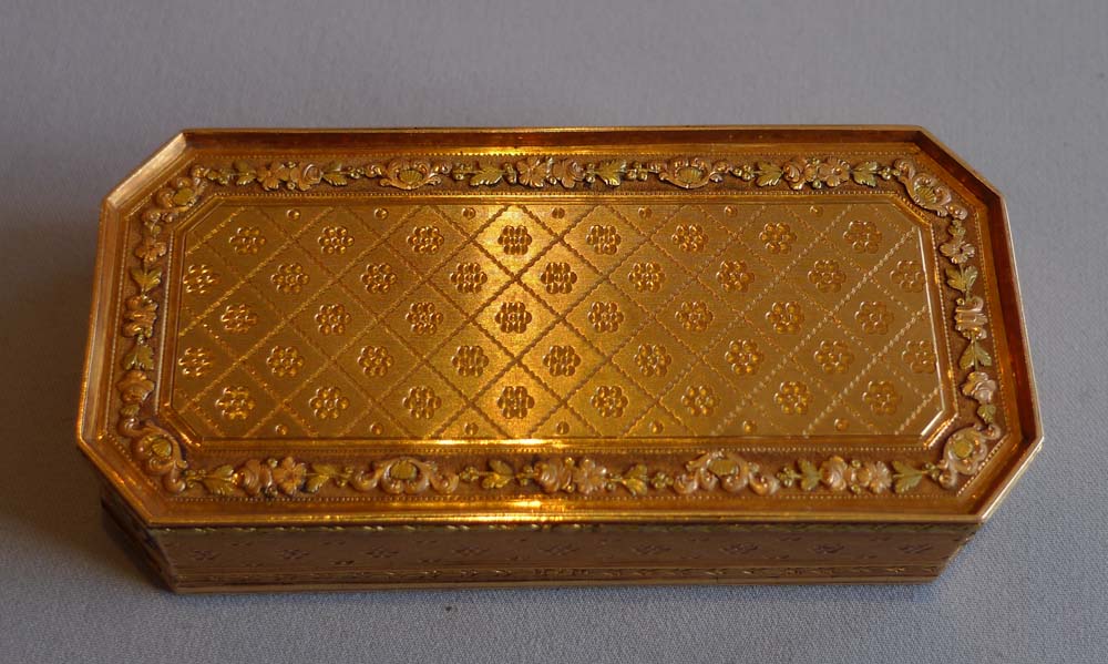 Antique three colour gold snuff box with fusee timepiece and three colour gold key.