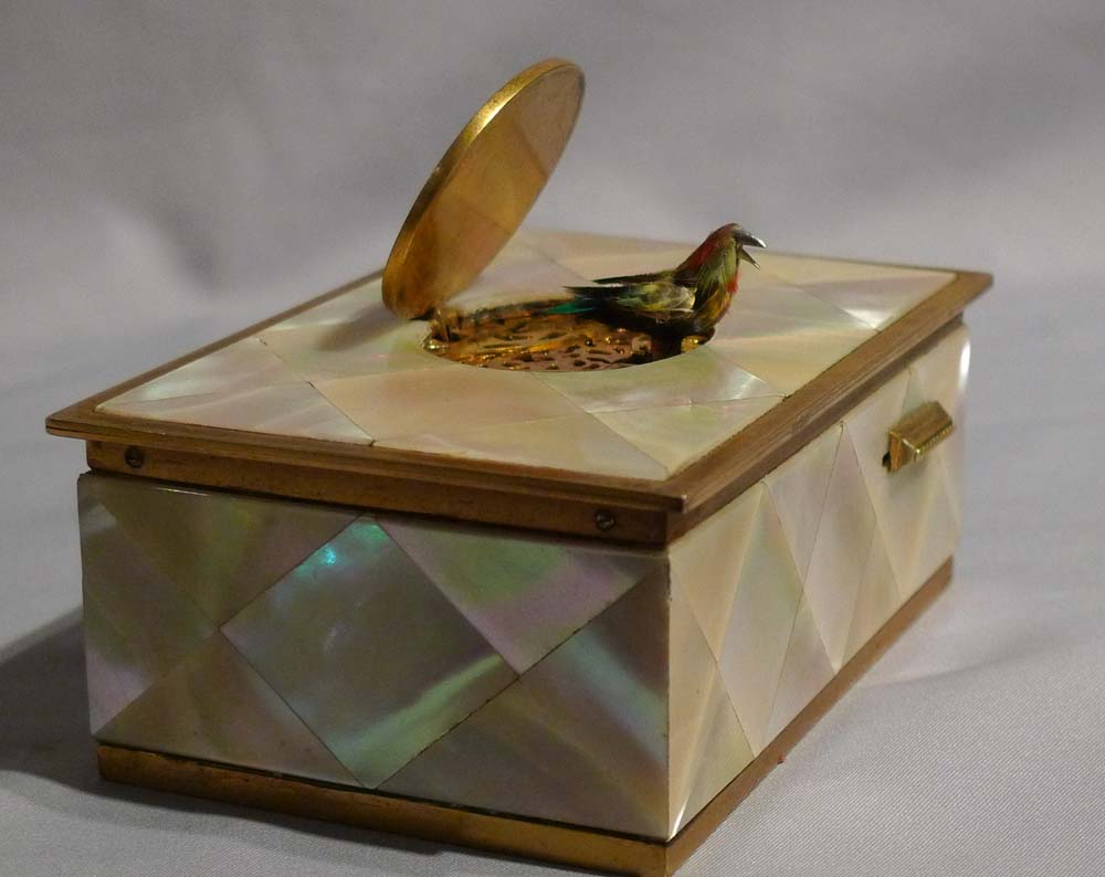 Singing bird box in mother of pearl and gilt bronze.