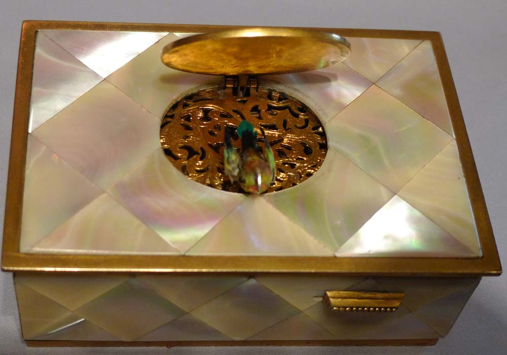 Singing bird box in mother of pearl and gilt bronze.