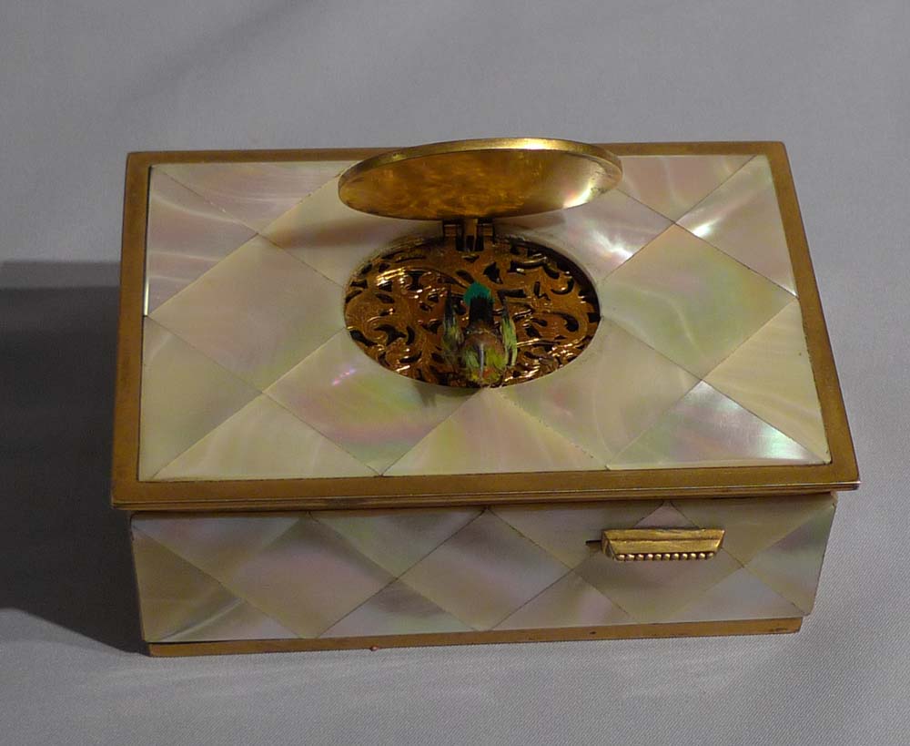 Singing bird box in mother of pearl and gilt bronze.