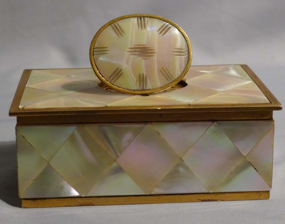 Singing bird box in mother of pearl and gilt bronze.