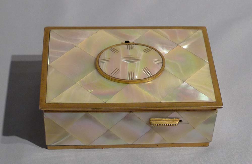 Singing bird box in mother of pearl and gilt bronze.