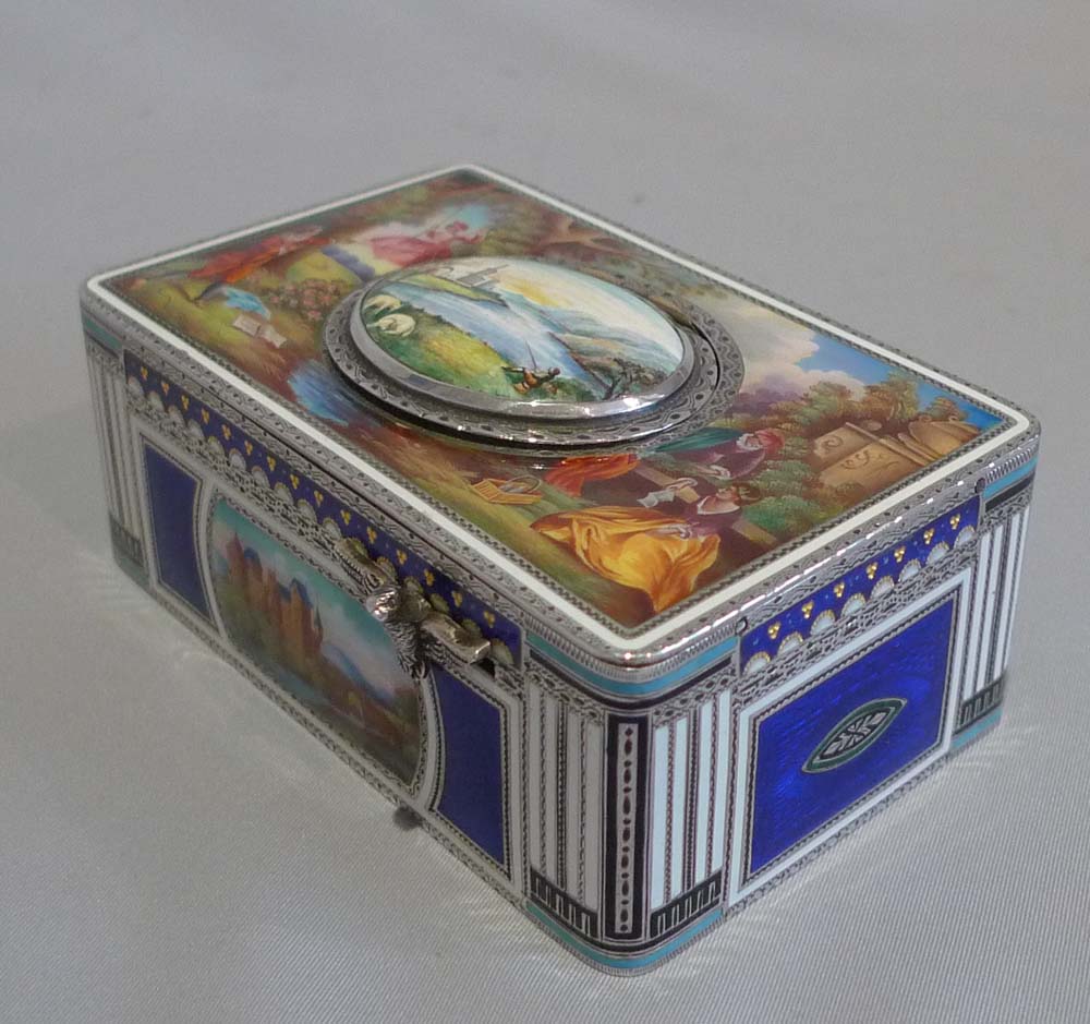Singing bird box in solid silver and all over enamel, Griesbaum model #7.
