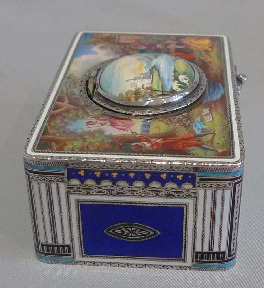 Singing bird box in solid silver and all over enamel, Griesbaum model #7.