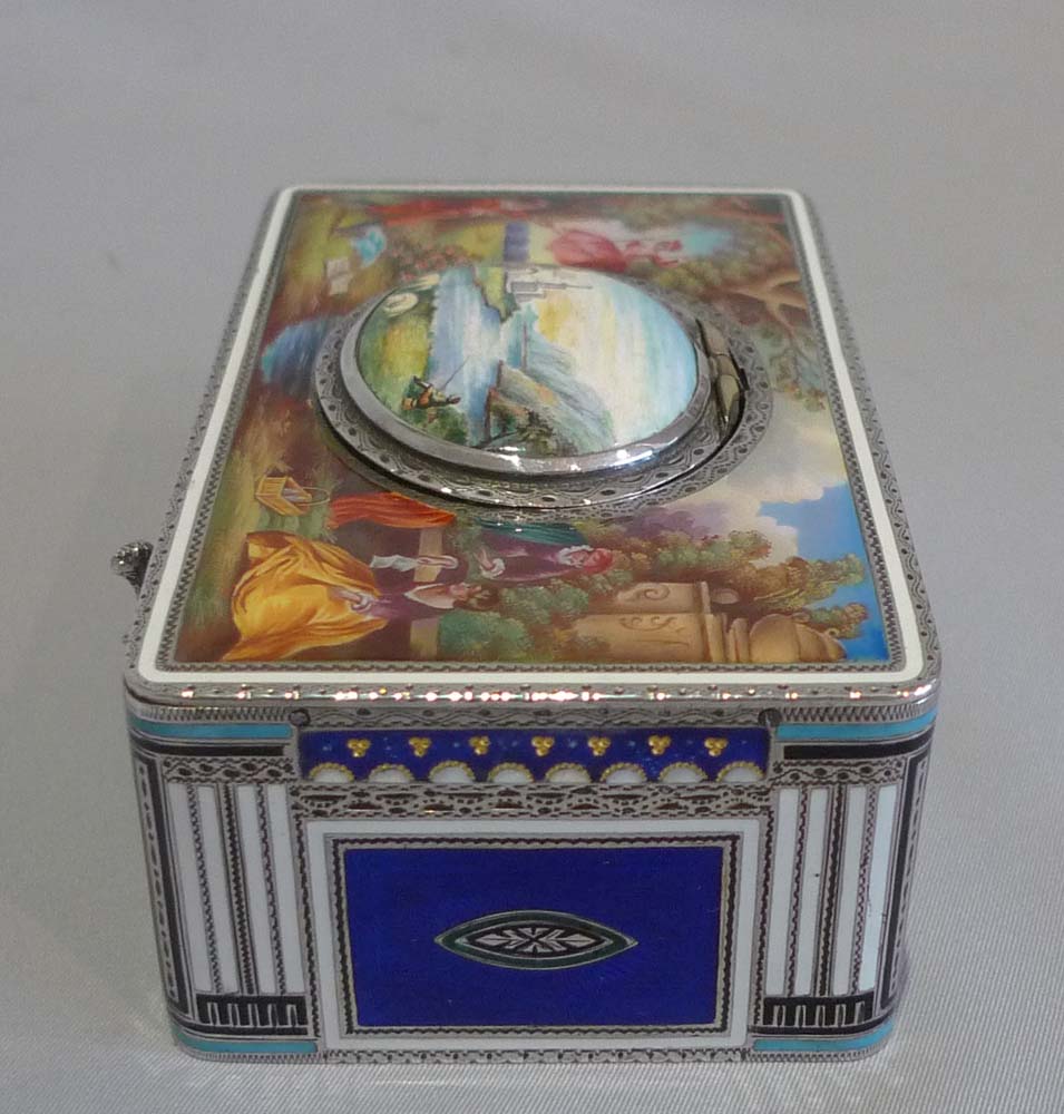 Singing bird box in solid silver and all over enamel, Griesbaum model #7.