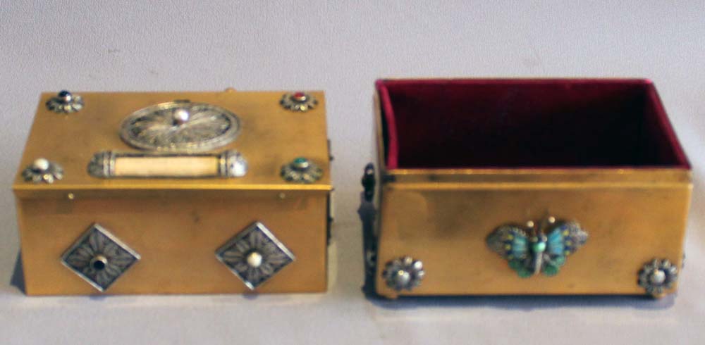 Singing bird box automaton most unusually with jewelry box.