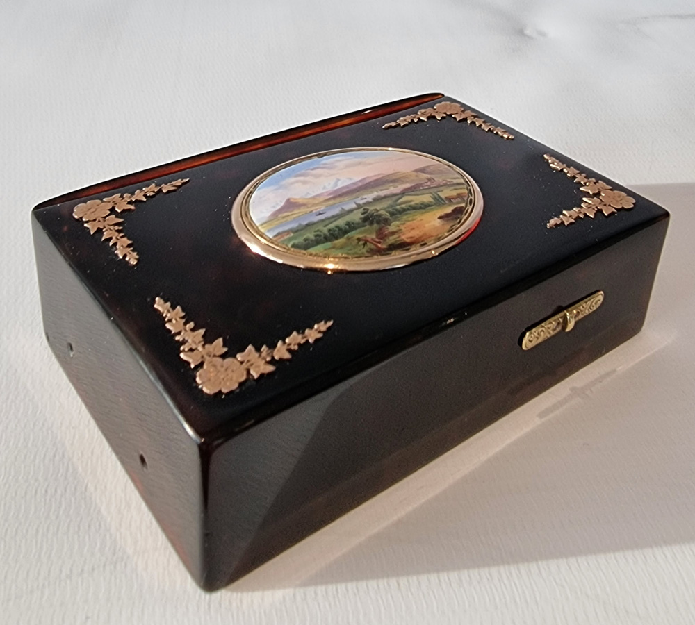 A Rochat Gold and Tortoiseshell  Fusee Singing Bird box with Gold inlaid flowers